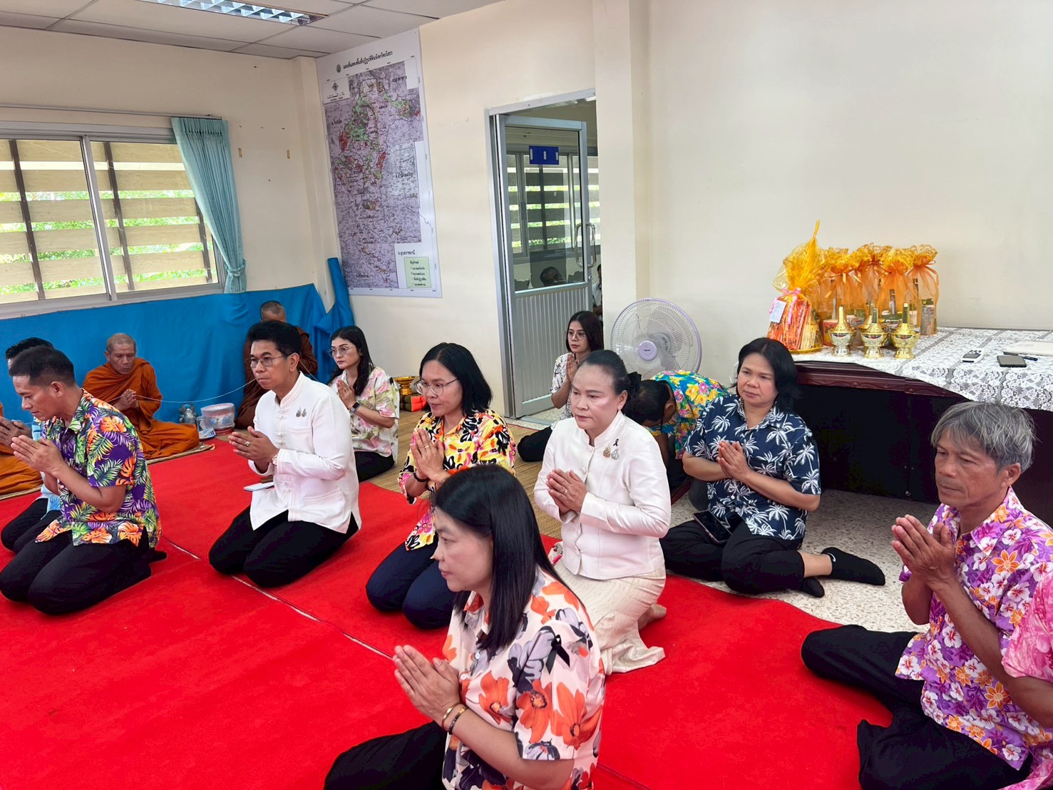 title - ส.ป.ก. ยโสธร จัดพิธีเจริญพระพุทธมนต์ทำบุญถวายภัตตาหารเพลแด่พระสงฆ์ พิธีสักการะศาลเจ้าที่และสิ่งศักดิ์สิทธิ์ประจำสำนักงาน เนื่องในเทศกาลวันขึ้นปีใหม่ไทย